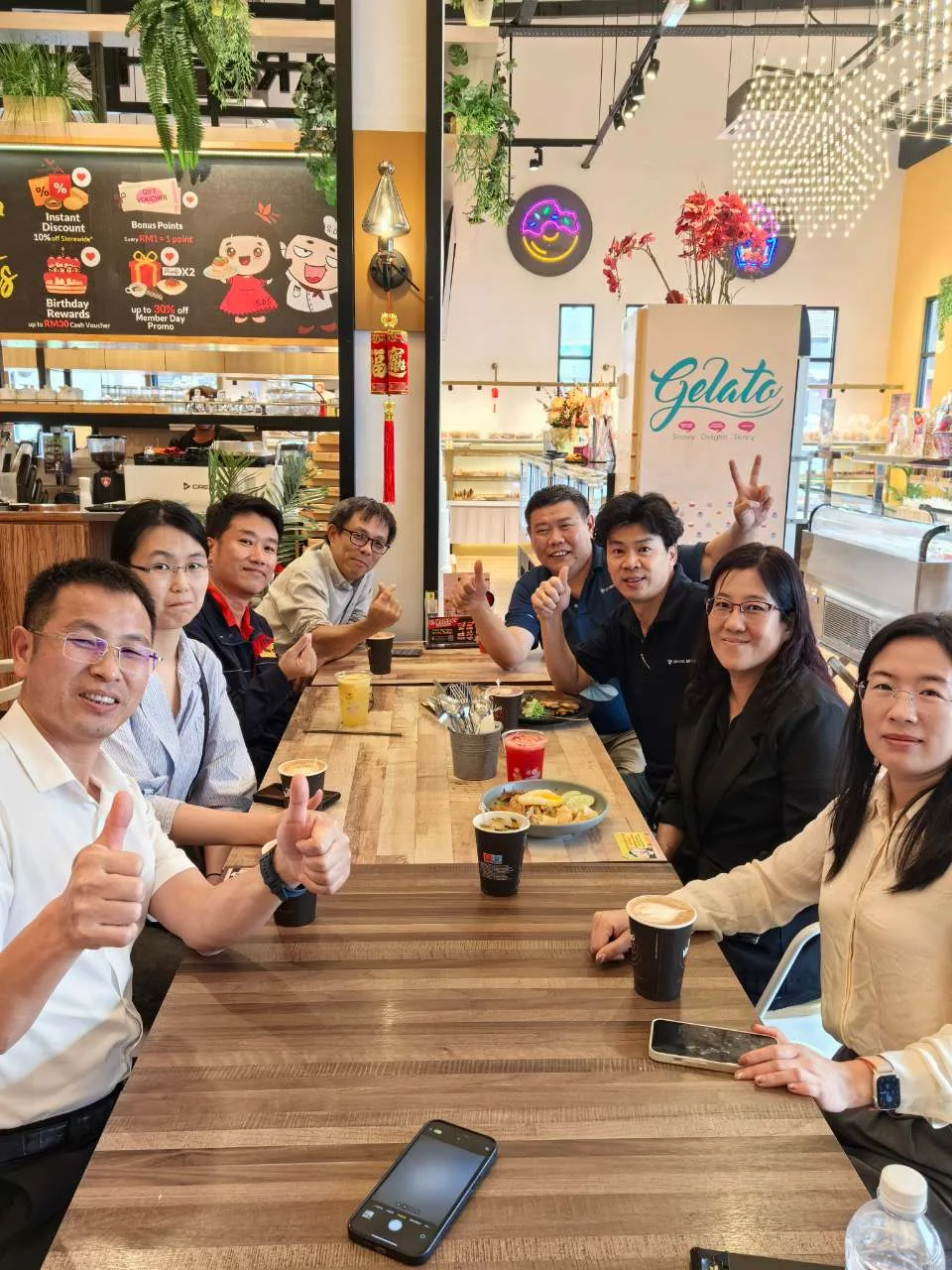 Tim Creation Group berdiskusi dengan pelanggan Malaysia
